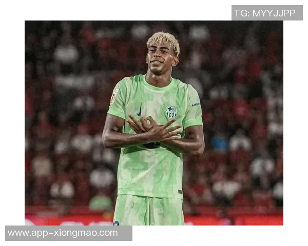 埃托奥与登贝莱重聚致意视频曝光感慨再见如故金球先生的荣耀