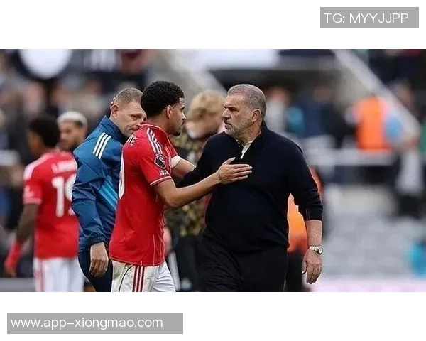 戴奇怒斥裁判判罚不公怀特被推倒后失球影响比赛结果不可原谅