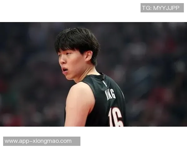 杨瀚森连续出战八场后首度缺席比赛上半场未能上场引发关注